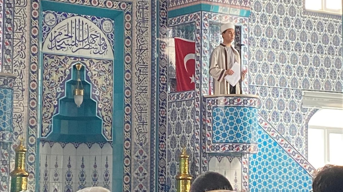 ÖĞRENCİMİZ CEMAATE CUMA NAMAZI KILDIRDI.